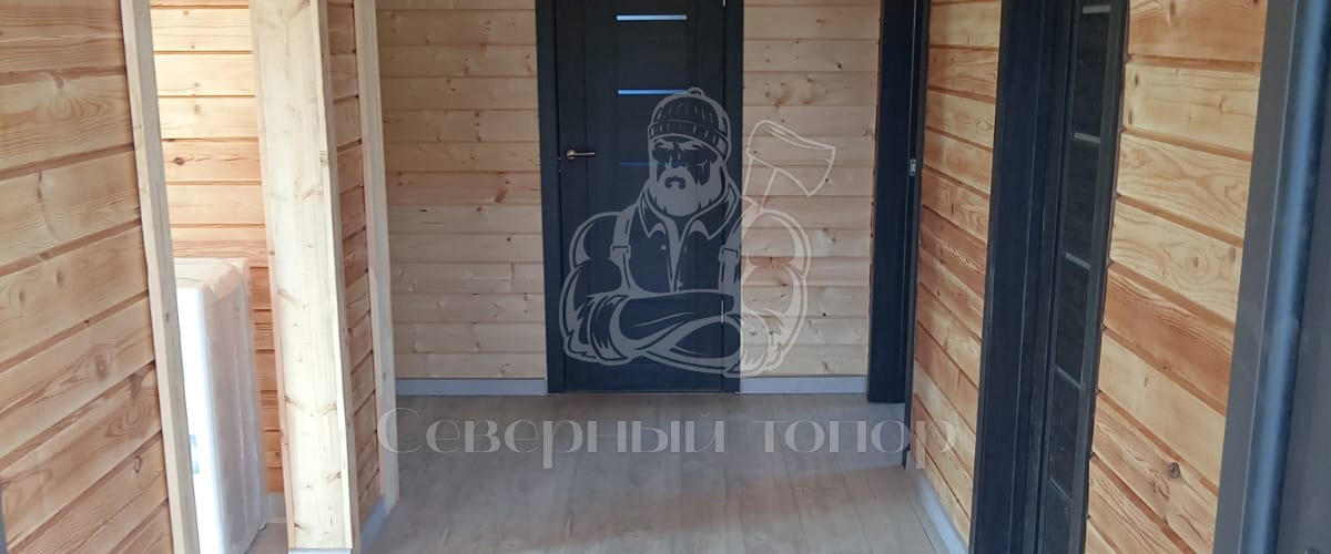 Входная дверь в частном доме из бруса: разбираем популярные модели и особенности их установки