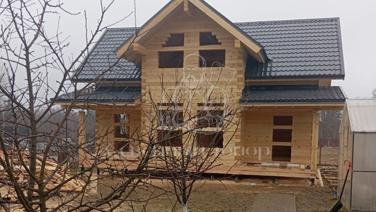 Плюсы и особенности строительства домов из бруса осенью